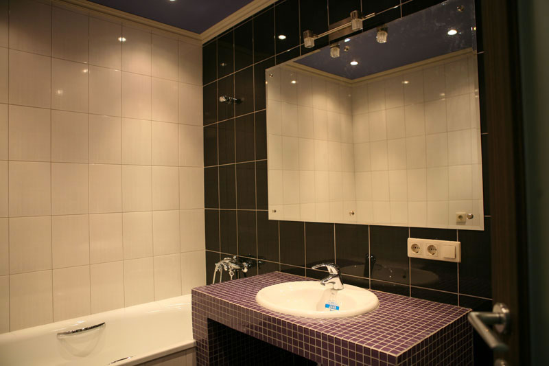 Зеркало как элемент дизайна ванной комнаты (форма и расположение зеркала в различных стилях)
