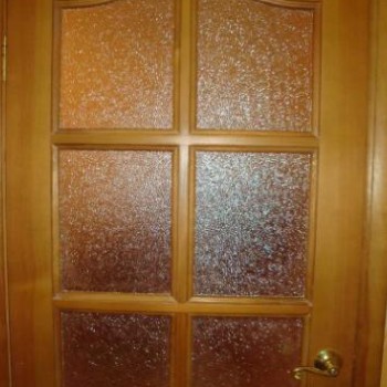 Замена рифленого стекла в межкомнатных дверях
