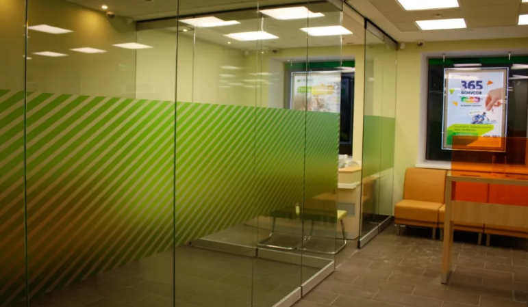 Монтаж стеклянных перегородок в офисном помещении